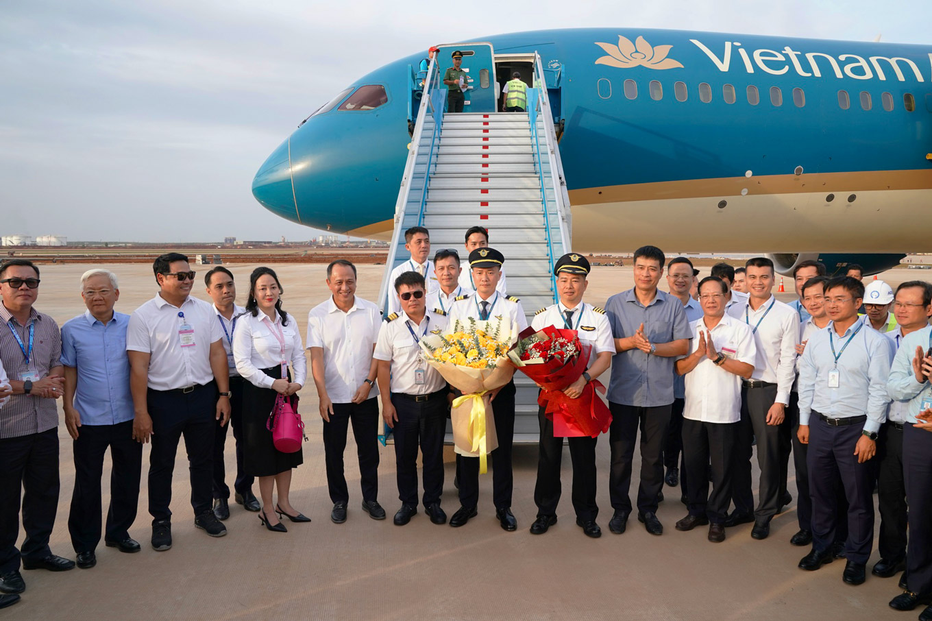 Khẳng định Sẵn sàng: Vietnam Airlines Lịch sử Hạ cánh Chuyến bay Dân dụng Đầu tiên tại Sân bay Long Thành